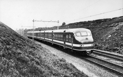 172243 Afbeelding van het electrische treinstel nr. 501 (plan TT, Treinstel Toekomst , mat. 1964) van de N.S. nabij ...